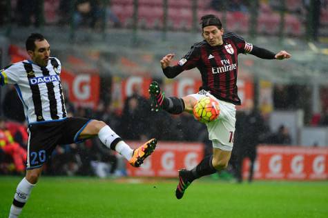 AC Milan's Italian midfielder Riccardo Montolivo (R) vies for the ball with Udinese's Brazilian midfielder Torres Guilherme during the Italian Serie A football match between AC Milan and Udinese at San Siro Stadium in Milan on February 7, 2016. / AFP / OLIVIER MORIN        (Photo credit should read OLIVIER MORIN/AFP/Getty Images)