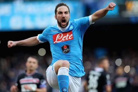 NAPLES, ITALY - FEBRUARY 07:  Gonzalo Higuain of Napoli celebrates the opening goal during the Serie A match between SSC Napoli and Carpi FC at Stadio San Paolo on February 7, 2016 in Naples, Italy.  (Photo by Maurizio Lagana/Getty Images)