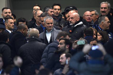 MILAN, ITALY - FEBRUARY 20:  Jose Mourinho (C) attends during the Serie A match between FC Internazionale Milano and UC Sampdoria at Stadio Giuseppe Meazza on February 20, 2016 in Milan, Italy.  (Photo by Valerio Pennicino/Getty Images)