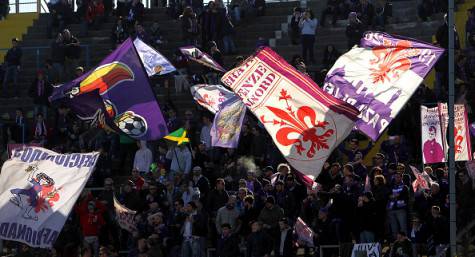 BERGAMO, ITALY - FEBRUARY 21:  The ACF Fiorentina fans show their support before the Serie A match between Atalanta BC and ACF Fiorentina at Stadio Atleti Azzurri d'Italia on February 21, 2016 in Bergamo, Italy.  (Photo by Marco Luzzani/Getty Images)