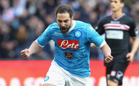 NAPLES, ITALY - FEBRUARY 07:  Gonzalo Higuain of Napoli celebrates the opening goal during the Serie A match between SSC Napoli and Carpi FC at Stadio San Paolo on February 7, 2016 in Naples, Italy.  (Photo by Maurizio Lagana/Getty Images)
