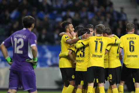 OPORTO, PORTUGAL - FEBRUARY 25:  Dortmund's forward Aubameyang celebrate scoring Dortmund goal with his team mates during the Champions League match between  FC Porto and Borussia Dortmund for UEFA Europa League Round of 32: Second Leg at Estadio do Dragao on February, 2016 in Porto, Portugal.  (Photo by Carlos Rodrigues/Getty Images)
