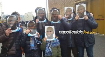 FOTO @NCL – “Siamo tutti Koulibaly”, tifosi in maschera fuori al San Paolo