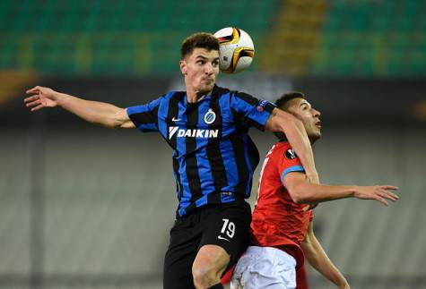 Club Brugges Belgian defender Thomas Meunier (L) and Napoli's Belgian-Moroccan midfielder Omar El Kaddouri go for a header during the UEFA Europa League Group D football match between Club Brugge and SSC Napoli played behind closed doors at the Jan Breydel stadium in Bruges on November 26, 2015. AFP PHOTO / JOHN THYS / AFP / JOHN THYS (Photo credit should read JOHN THYS/AFP/Getty Images)