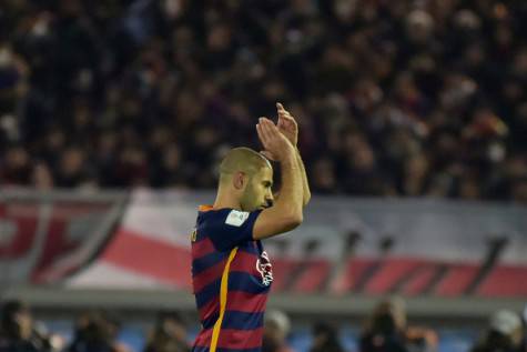 YOKOHAMA, JAPAN - DECEMBER 20:  Javier Mascherano of FC Barcelona claps as he is substituted during the FIFA Club World Cup final match between River Plate and FC Barcelona at International Stadium Yokohama on December 20, 2015 in Yokohama, Japan. (Photo by Amilcar Orfali/LatinContent/Getty Images)