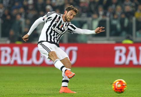 TURIN, ITALY - FEBRUARY 13: Claudio Marchisio of Juventus FC kicks a ball during the Serie A match between and Juventus FC and SSC Napoli at Juventus Arena on February 13, 2016 in Turin, Italy. (Photo by Marco Luzzani/Getty Images)