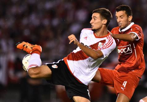 BUENOS AIRES, ARGENTINA - FEBRUARY 29: Emanuel Mammana of River Plate is challenged by Jorge Ortiz of Independiente during a match between River Plate and Independiente as part of fifth round of Torneo Transicion 2016 at Monumental Antonio Vespucio Liberti Stadium on February 29, 2016 in Buenos Aires, Argentina. (Photo by Amilcar Orfali/LatinContent/Getty Images)