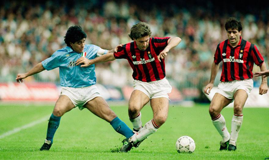Diego Maradona lotta contro il Milan © Getty Images