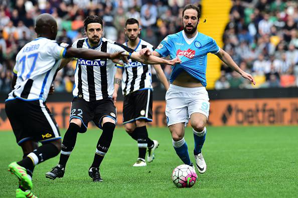 Higuain strattonato in Udinese-Napoli