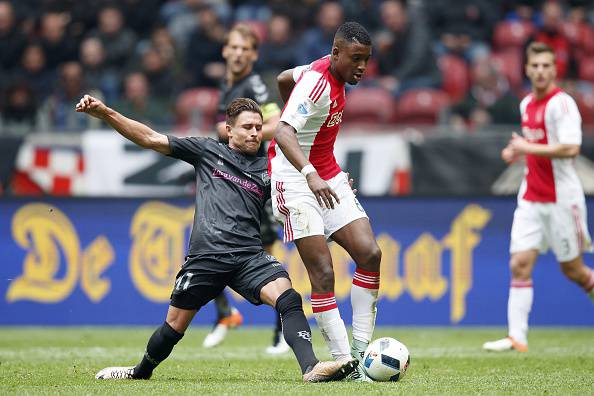 Bazoer centrocampista Ajax