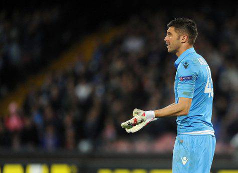 NAPLES, ITALY - APRIL 23: Mariano Andujar of Napoli in action during the UEFA Europa League quarter-final second leg match between SSC Napoli and VfL Wolfsburg on April 23, 2015 in Naples, Italy.  (Photo by Francesco Pecoraro/Getty Images)