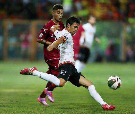 REGGIO CALABRIA, ITALY - SEPTEMBER 12: Roberto Insigne (L) of Reggina competes for the ball with Daniele Donnarumma of Messina during the Lega Pro match between Reggina Calcio and ACR Messina at Stadio Oreste Granillo on September 12, 2014 in Reggio Calabria, Italy. (Photo by Maurizio Lagana/Getty Images)