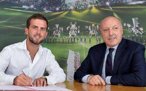 Miralem Pjanic firma per la Juventus - FOTO @juventus.com