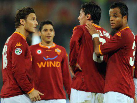 AS Roma's midfielder Alberto Aquilani (2nd from R) is hugged by teammate AS Roma's Brazilian midfielder Alessandro Mancini (R) and talks with AS Roma's forward and captain Francesco Totti (L) as AS Roma's Brazilian defender Cicinho (2nd from L) smiles as he celebrates after scoring during AS Roma vs Parma Italian Serie A football match at Olympic Stadium in Rome, on March 01 2008. AFP PHOTO / ALBERTO PIZZOLI (Photo credit should read ALBERTO PIZZOLI/AFP/Getty Images)