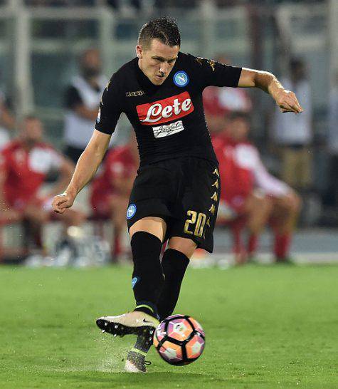 PESCARA, ITALY - AUGUST 21:  Piotr Zielinski of SSC Napoli during the Serie A match between Pescara Calcio and SSC Napoli at Adriatico Stadium on August 21, 2016 in Pescara, Italy.  (Photo by Giuseppe Bellini/Getty Images)