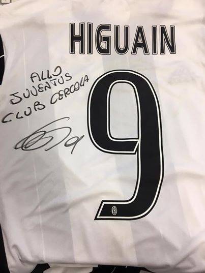 Higuain regala la sua maglia autografata ad un tifoso di Cercola