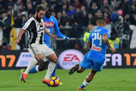 Juventus' forward from Argentina Gonzalo Higuain (L) fights for the ball with Napoli's defender from France Kalidou Koulibaly during the Italian Serie A football match Juventus vs Napoli at "Juventus Stadium" in Turin on October 29, 2016. / AFP / GIUSEPPE CACACE        (Photo credit should read GIUSEPPE CACACE/AFP/Getty Images)