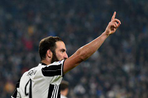 Juventus' forward from Argentina Gonzalo Higuain celebrates after scoring a goal during the Italian Serie A football match Juventus vs Napoli at Juventus Stadium in Turin on October 29,  2016. / AFP / GIUSEPPE CACACE        (Photo credit should read GIUSEPPE CACACE/AFP/Getty Images)