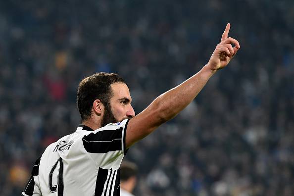 Juventus' forward from Argentina Gonzalo Higuain celebrates after scoring a goal during the Italian Serie A football match Juventus vs Napoli at Juventus Stadium in Turin on October 29, 2016. / AFP / GIUSEPPE CACACE (Photo credit should read GIUSEPPE CACACE/AFP/Getty Images)