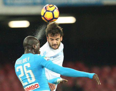 Lazio's midfielder from Italy Marco Parolo (R) fights for the ball with Napoli's defender from France Kalidou Koulibaly during the Italian Serie A football match SSC Napoli vs SS Lazio on November 5, 2016, at the San Paolo Stadium in Naples. / AFP / CARLO HERMANN        (Photo credit should read CARLO HERMANN/AFP/Getty Images)