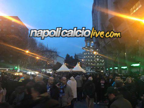 Tifosi Napoli all'esterno del Bernabeu