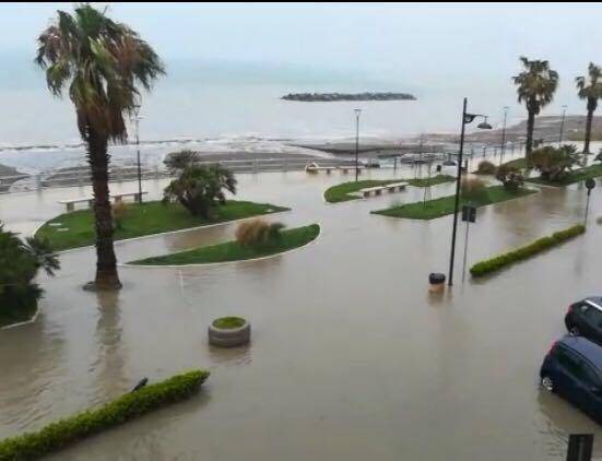 Maltempo Italia: Castellamare sommersa