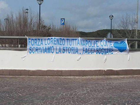 Striscione per Insigne a Castel Volturno