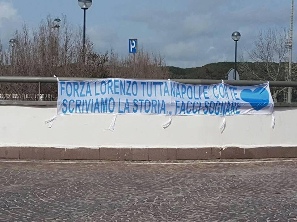 Striscione per Insigne a Castel Volturno