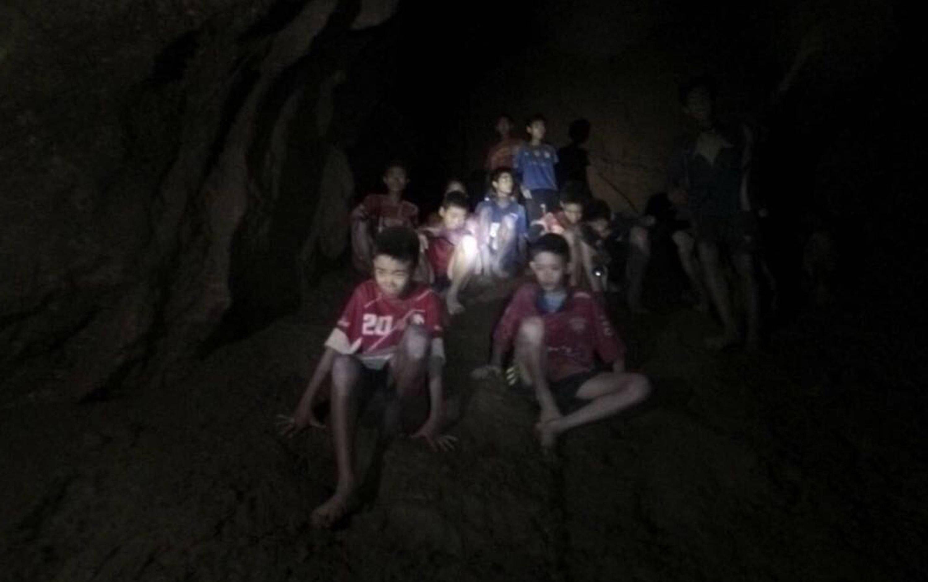Bambini Thailandia grotta