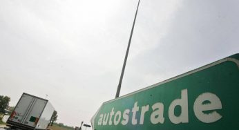 Napoli, tir si ribalta in tangenziale e manda il traffico in tilt: la situazione