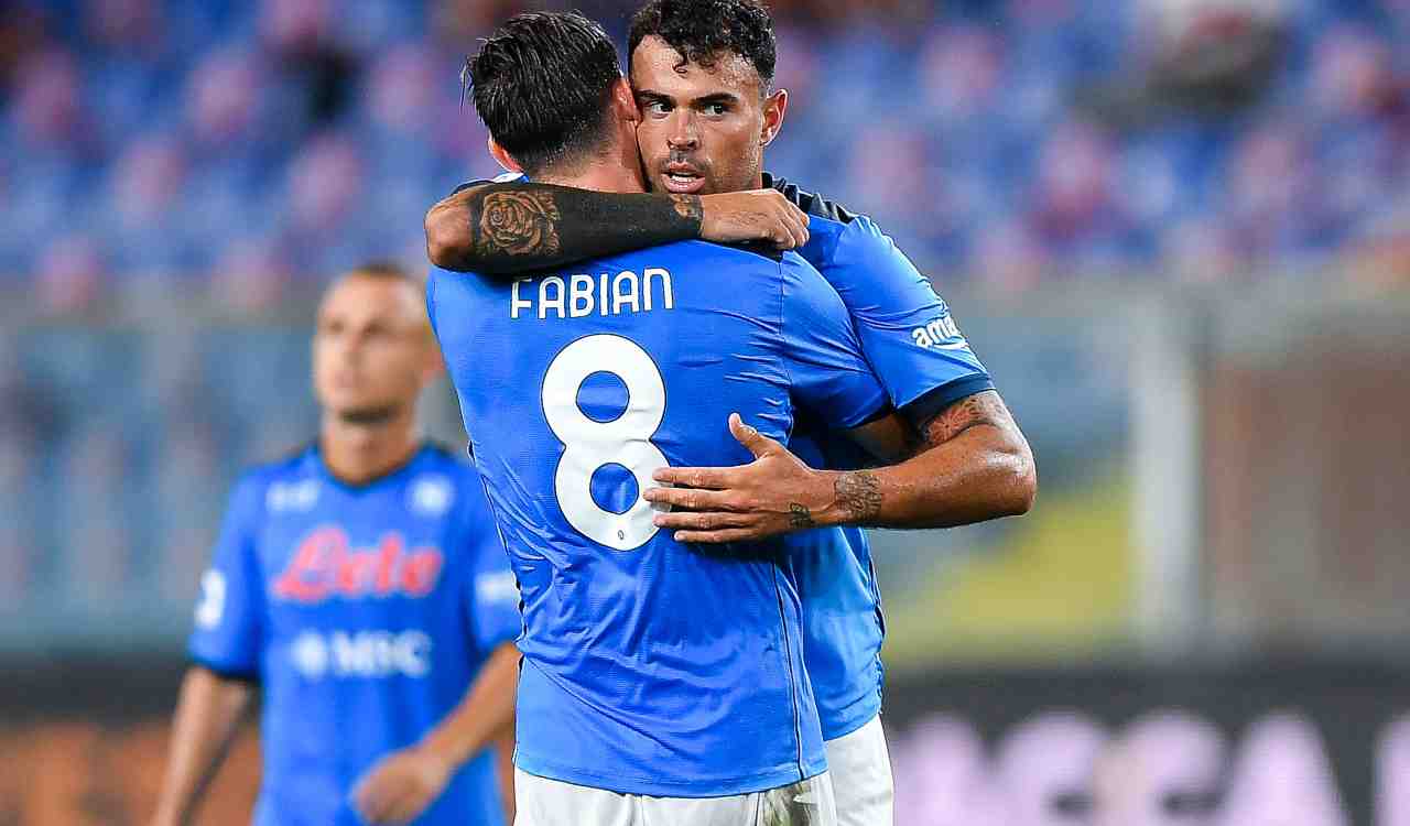 Andrea Petagna abbraccia Fabian Ruiz