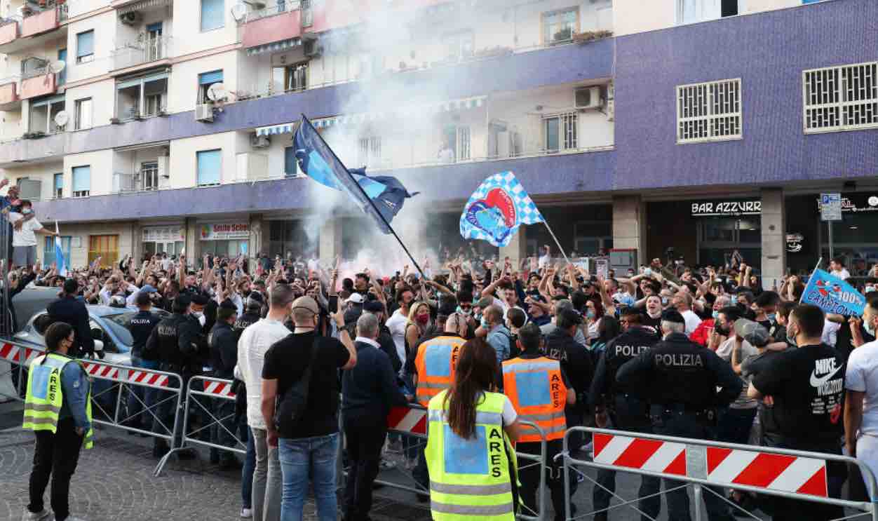 Tifosi del Napoli all'esterno del Maradona per la sfida contro il Verona