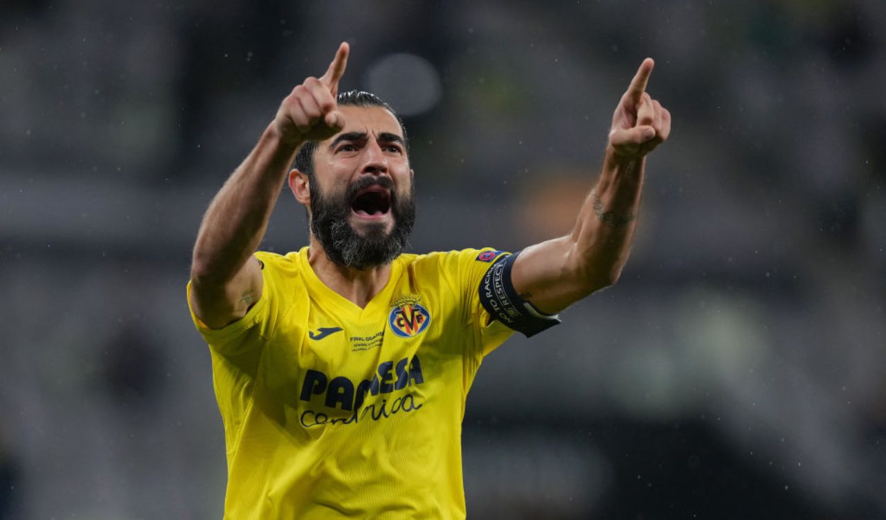 Albiol esulta per la vittoria dell'Europa League col Villarreal