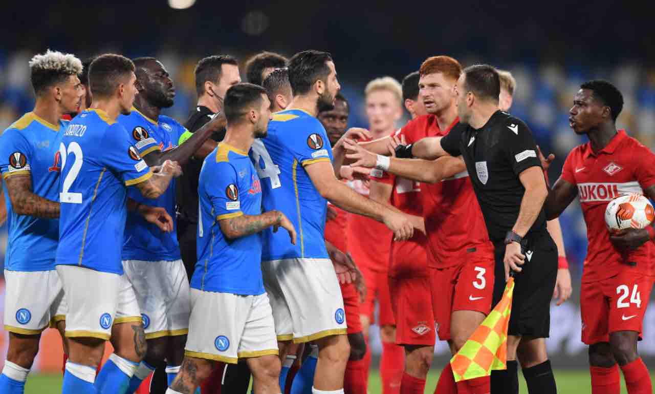 Napoli e Spartak Mosca discutono in campo