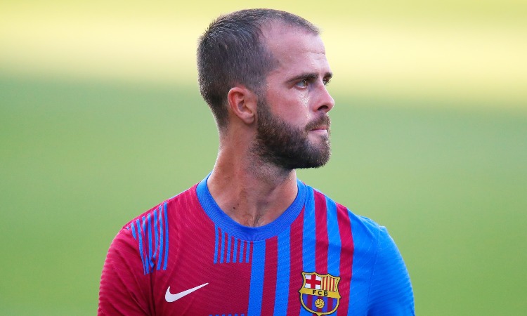 Miralem Pjanic pensieroso