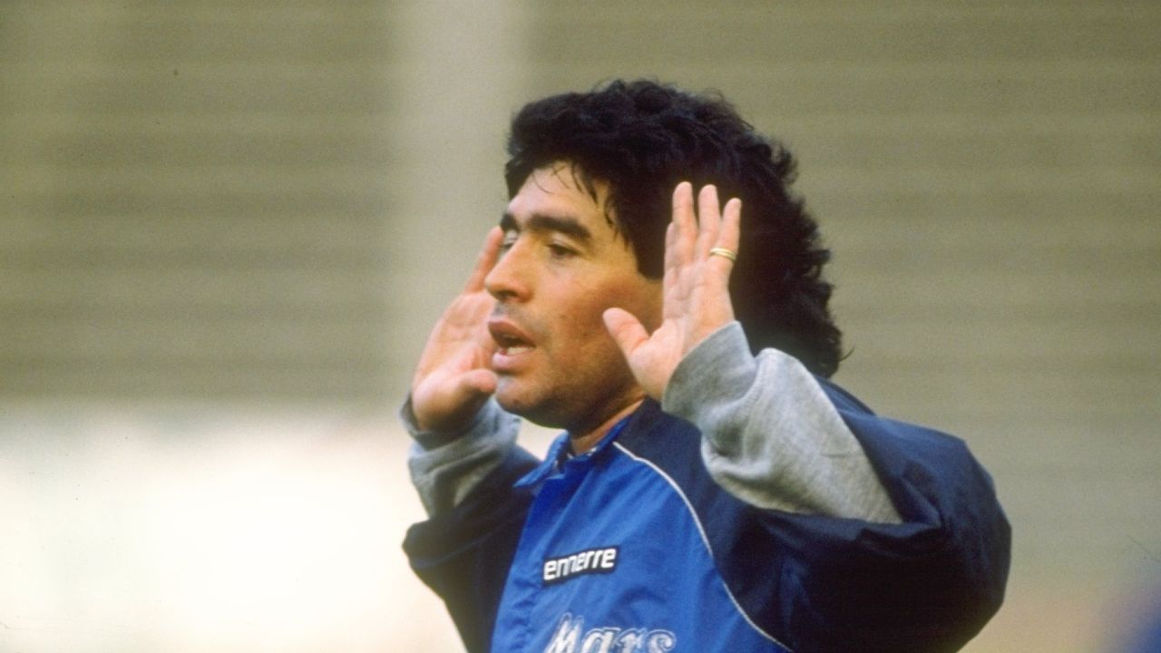 Diego Armando Maradona durante l'allenamento col Napoli
