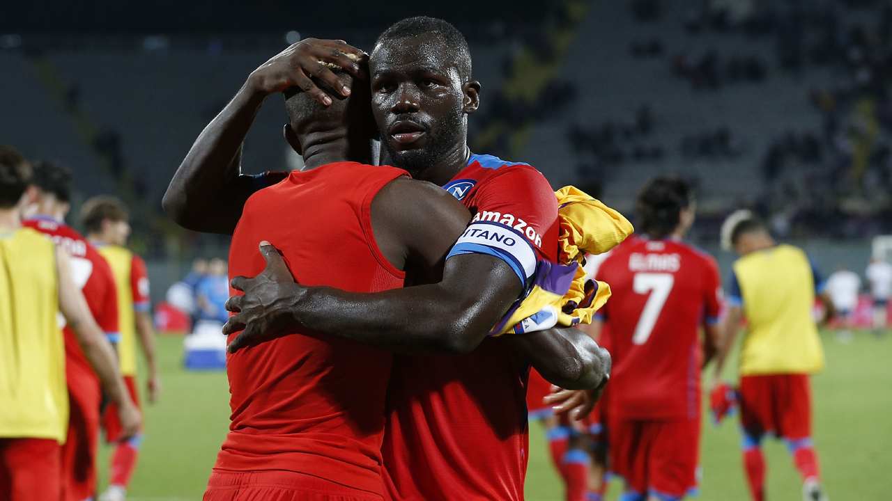 Kalidou Koulibaly abbraccia Victor Osimhen