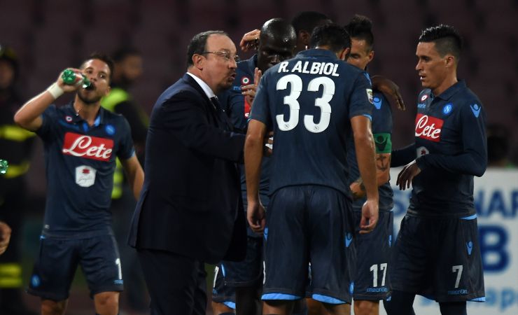 Rafa Benitez con i calciatori del Napoli