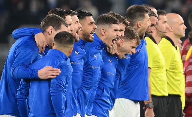 I calciatori della Nazionale durante l'inno d'Italia