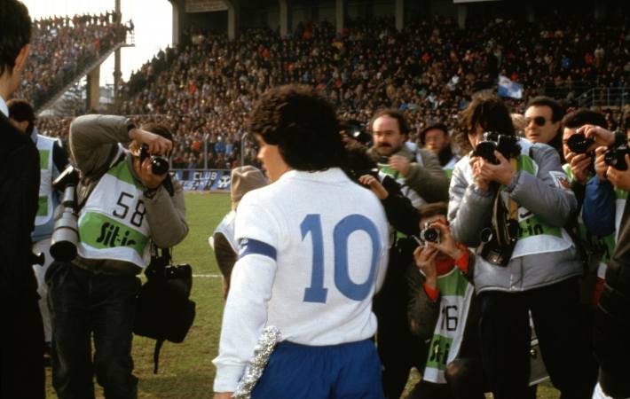 Maradona circondato da fotografi 