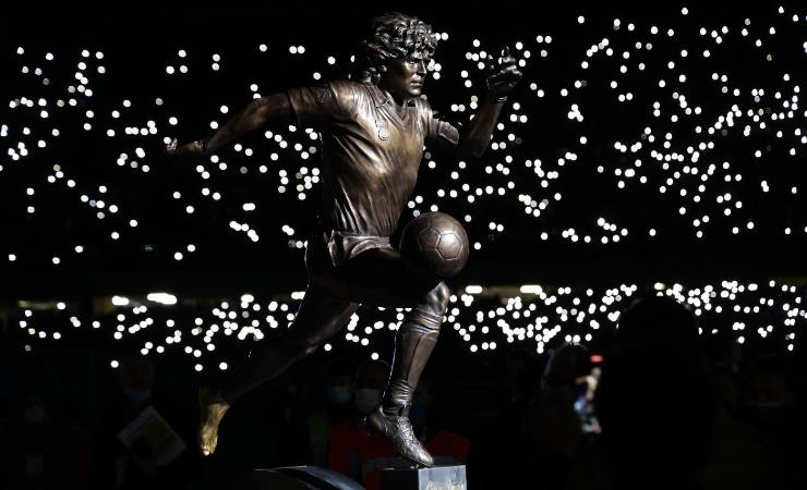 Statua di Maradona esposta all'interno dello stadio