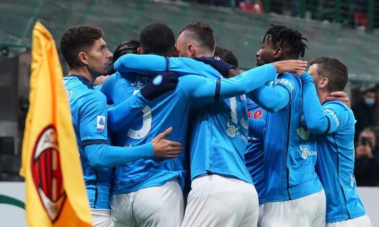 Il Napoli festeggia il vantaggio contro il Milan 