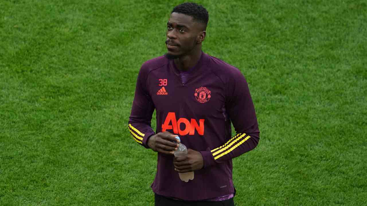 Axel Tuanzebe riscaldamento con la maglia dello United