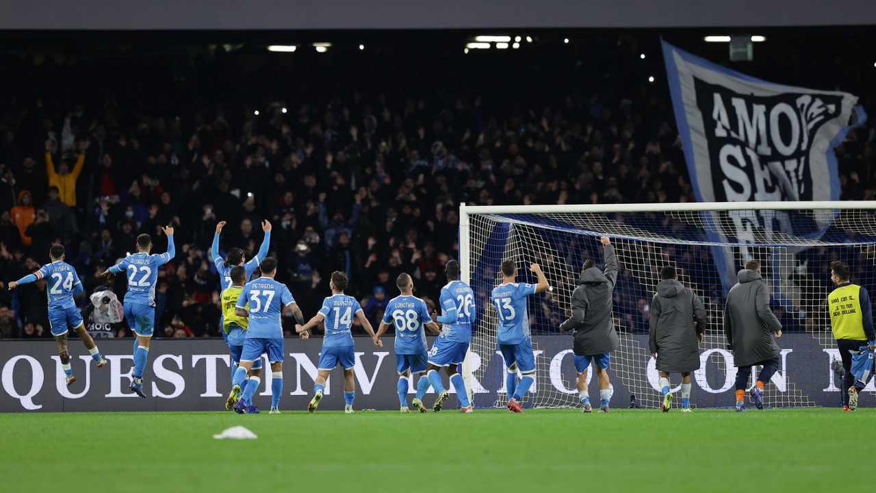 I calciatori del Napoli salutano i tifosi