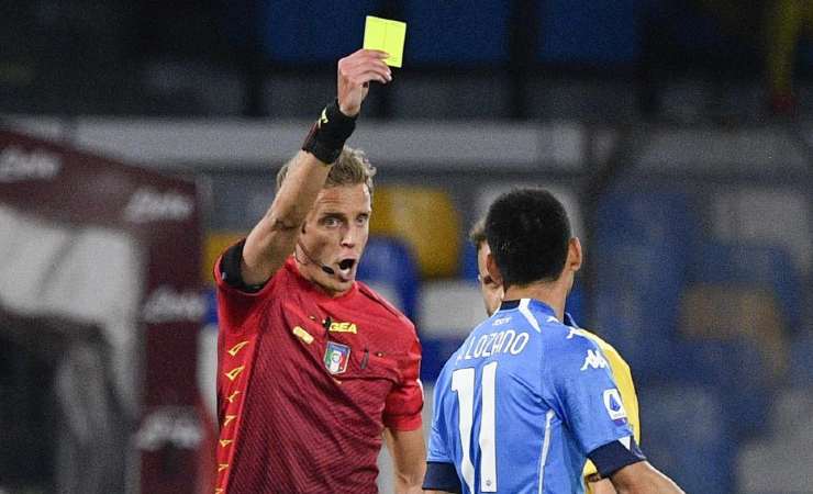 L'arbitro ammonisce Lozano 