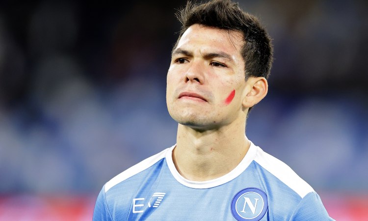 Hirving Lozano con il segno rosso sul volto