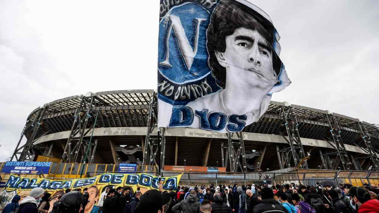 Tifosi del Napoli fuori al Maradona Barcellona