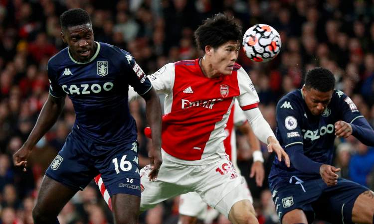 Contrasto tra Tuanzebe e Tomiyasu dell'Arsenal