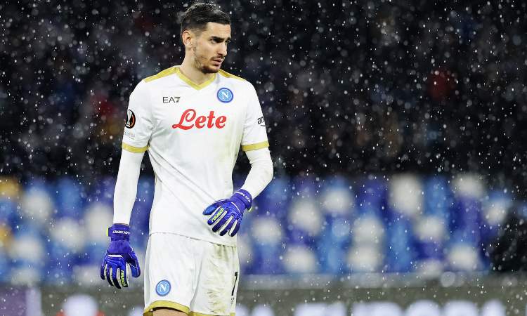 Il portiere Alex Meret in campo