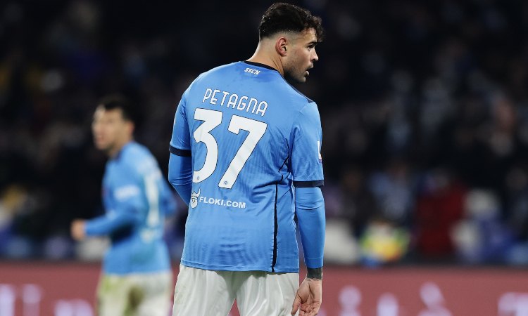 Andrea Petagna in campo con la maglia del Napoli